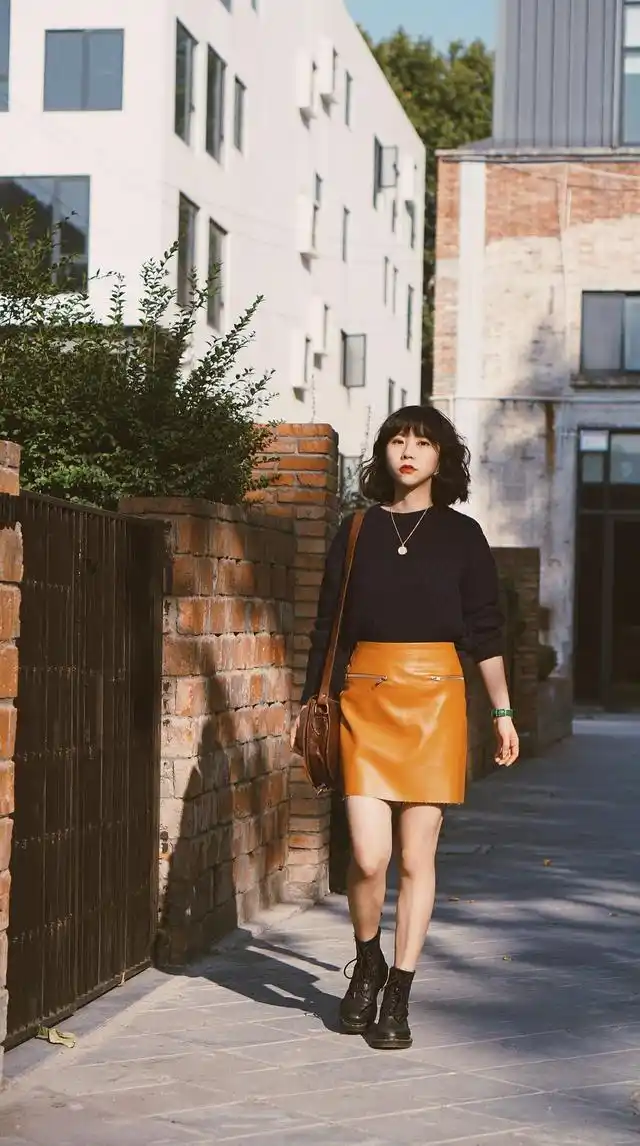 原创马丁靴半身裙春天就这么穿贼洋气