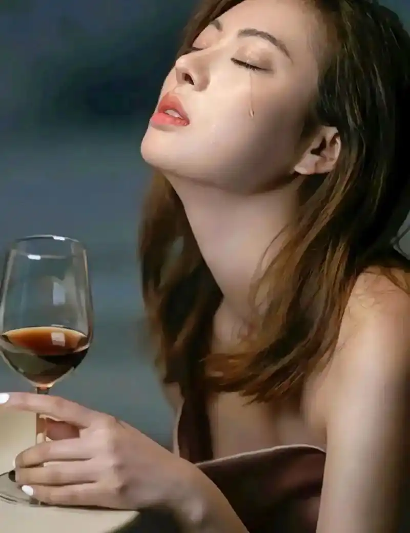 曾经那个傲气,从不低头的女孩,最终变成了一个沉默不语的人,没 - 抖音