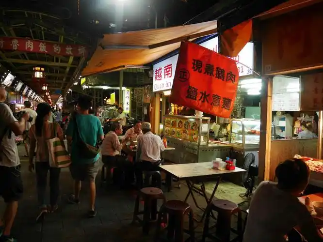 附近的华西夜市,到处都是卖卤肉饭的,好想吃 艋胛