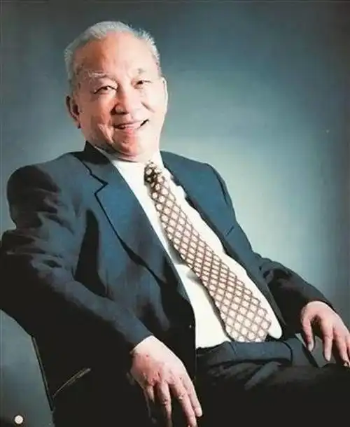 今天咱们一起怀念这位伟大的家人