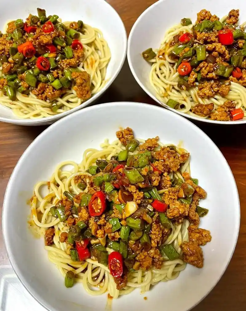 这碗肉末豆角拌面是我从小吃到大的,超好吃～感觉奶奶这手艺不去开个