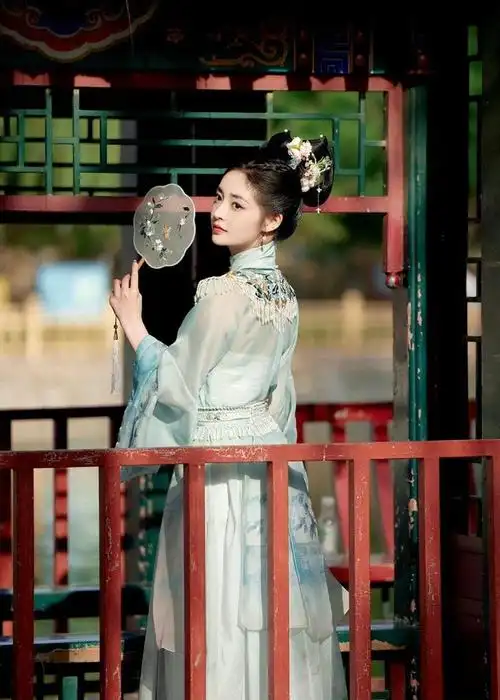 周洁琼山茶花花神古风大片蓝衣古装手拿团扇