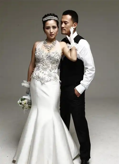 何洁赫子铭全新婚纱大片 大走性感路线