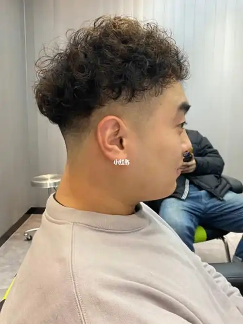 今年大火的羊毛卷可谓是型态各异,一名合格的的发型师会根据每个人