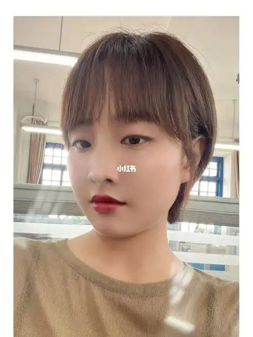 肥脸短发