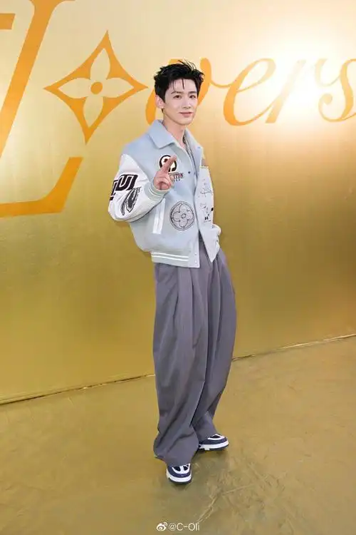 奶灰色夹克搭配深灰阔腿裤,生图也是清爽帅气的小白～#白敬亭巴黎男装