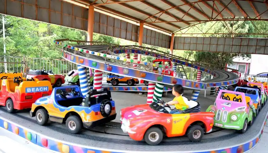 六一儿童节,快乐小子去了南山公园游乐场,骑木马,玩滑梯,坐各种转转车