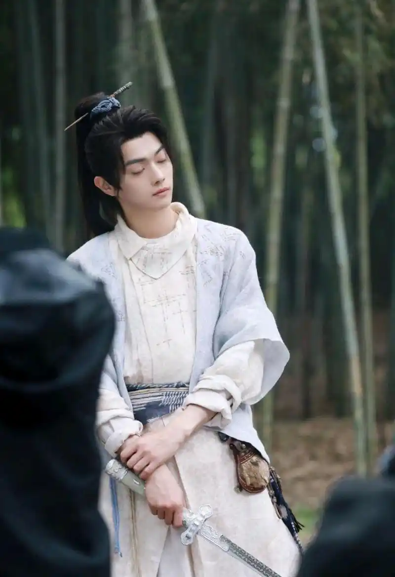 许凯古装剧照,服装设计虽然不是很飘逸,但很有一种江湖侠气之感