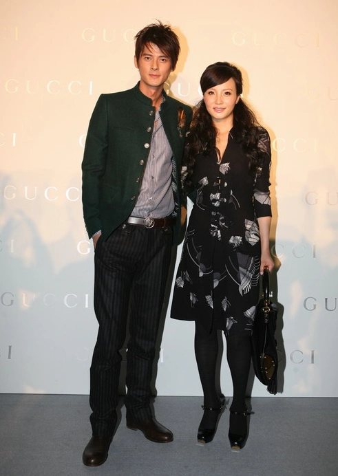 182cm的陆毅绝对算是高个子,和184cm的何润东比起来稍稍矮了一点点!