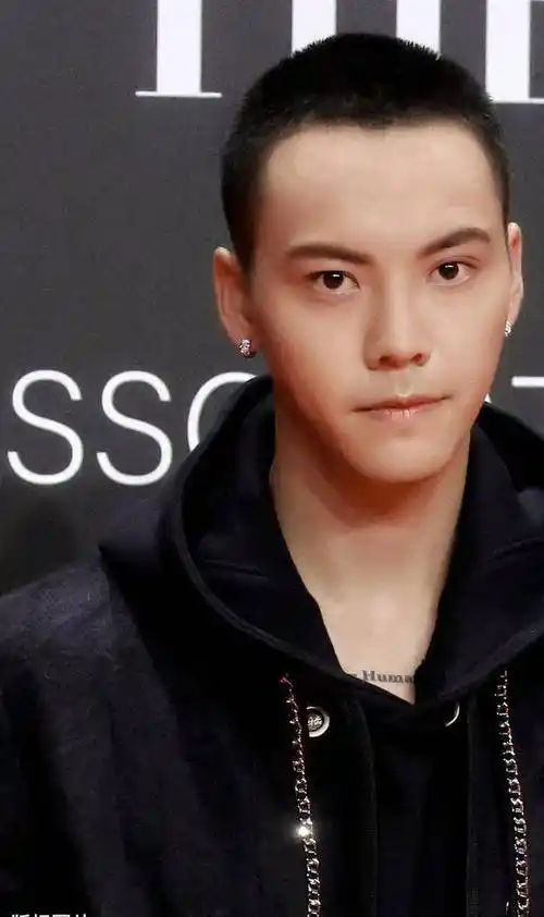 陈伟霆为新剧自剃寸头曝光,圆寸侧身杀变身硬核型男