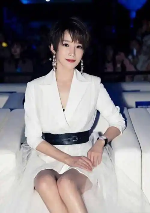 事实证明,被劝和吴京离婚的谢楠,已经走上了另一条!