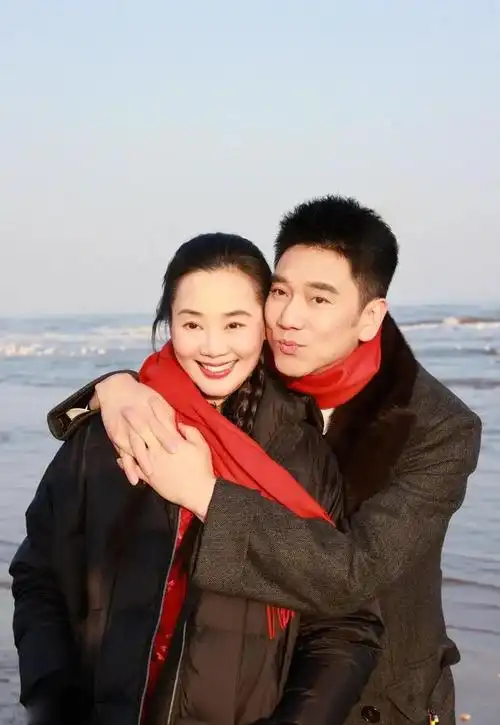 53岁林依轮情人节晒和妻子西华的合影两人同系一条红围巾好甜蜜