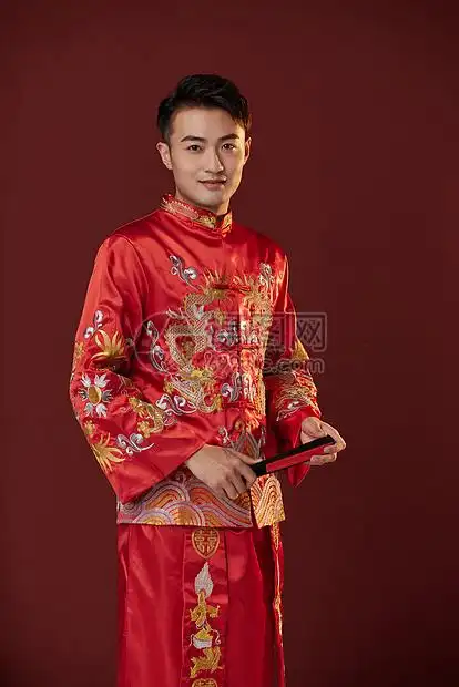 正版 高清照片下载,该  高清照片 标题为          穿秀禾服的新郎