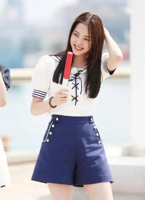 欧阳娜娜这张脸看着也就15岁吧?蓝白水手服换上,盛世美颜太甜