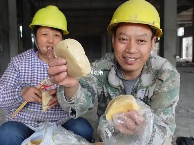 1元1个馒头便宜早餐买4个带到工地吃