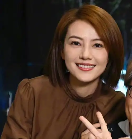 新发型气质干练温柔,谁知42岁的颜值更吸睛|短发|女强人_网易订阅