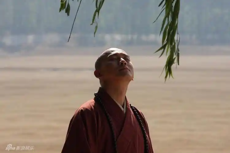 > 聂远 唐僧难掩笑意新浪娱乐讯 由聂远领衔的《西游记》拍摄正酣,他