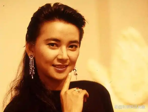 66岁胡慧中带女儿回台湾探亲!180斤爱女瘦身成功,重现尖下巴