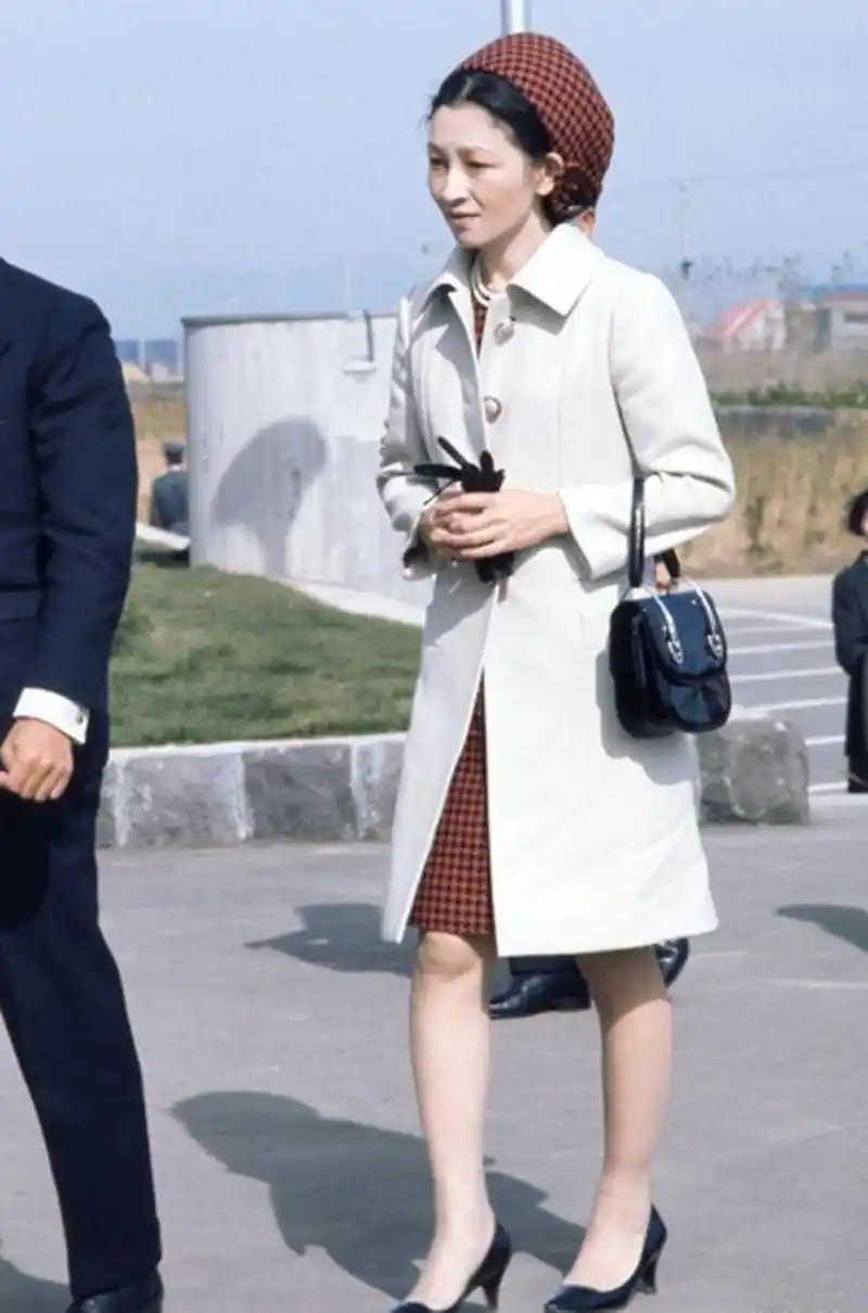 领动计划# 美智子皇后的白色套装系列,真是东方优雅美丽的代言人