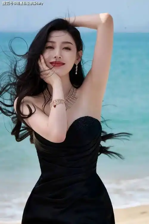 原创张天爱美照释出黑色抹胸裙配高级珠宝人间水蜜桃让人心动