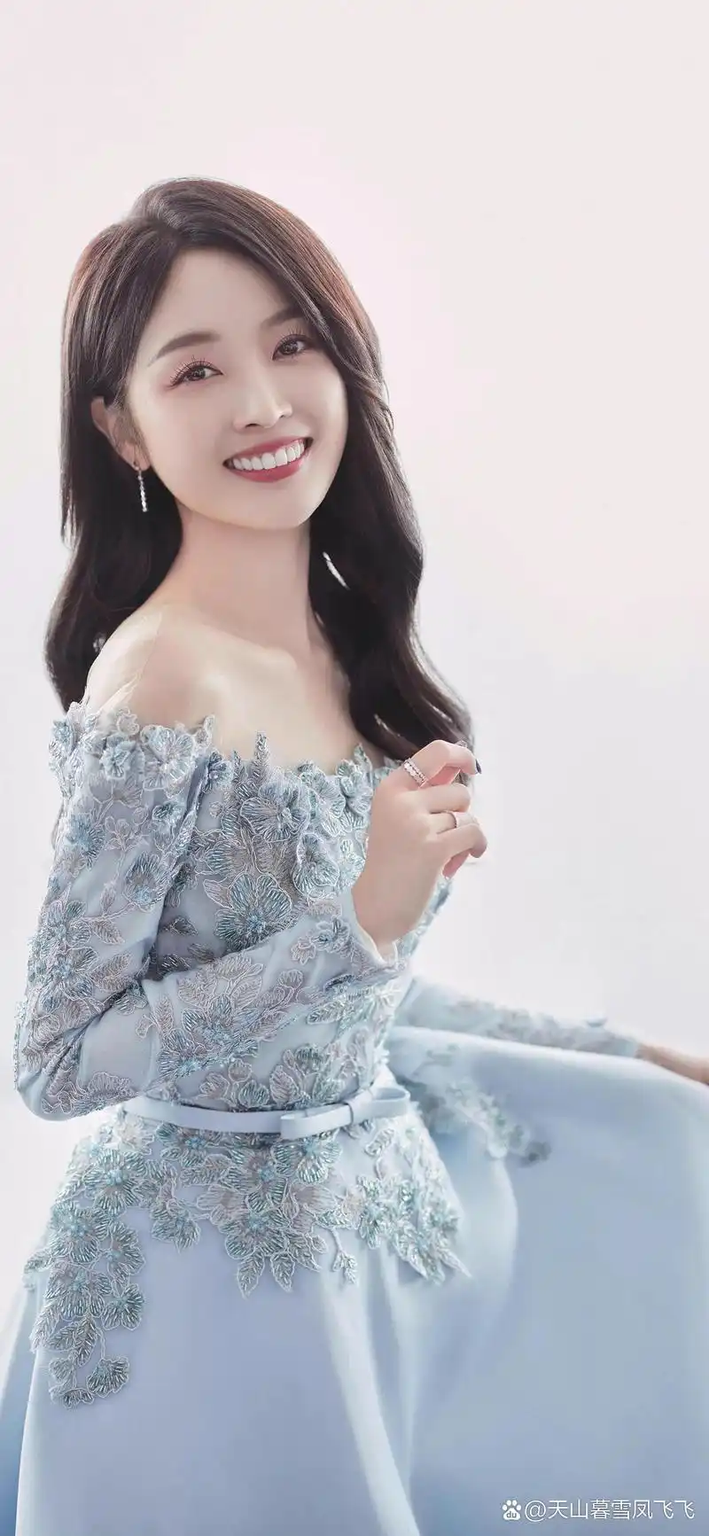 吴宣仪的蓝色长裙如湖水般深邃,黑发如夜空般神秘.