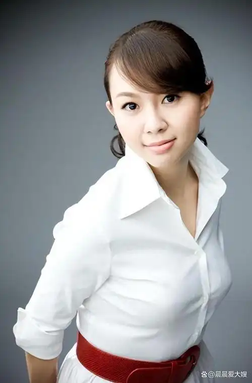 卓依婷罕见公开演唱未修图照颜值崩塌出场费仍非常可观