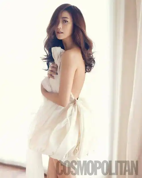 1992年,金喜善在十六岁那年开始担任广告模特儿,并参加smart模特大赛