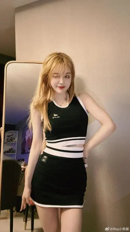 解说rita晒照 蓝色露腰吊带秀出好身材 - 梦竞游戏