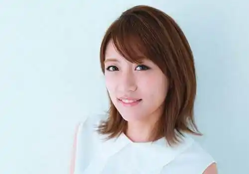 也有着别致的时尚魅力,女生斜刘海短发直发发型,将发尾的头发做成碎发