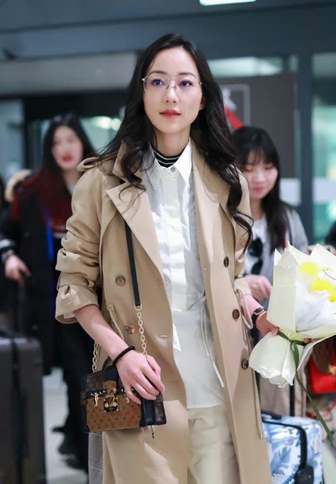 "液体裤"算什么,韩雪的小白裤才是真厉害,一般人不敢这么穿,全球最