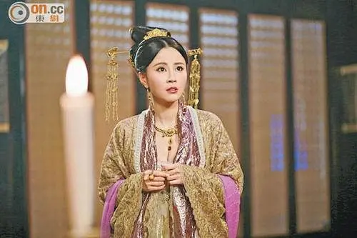 傅颖性感挤胸扮王后 坦言头饰重致颈肩痛